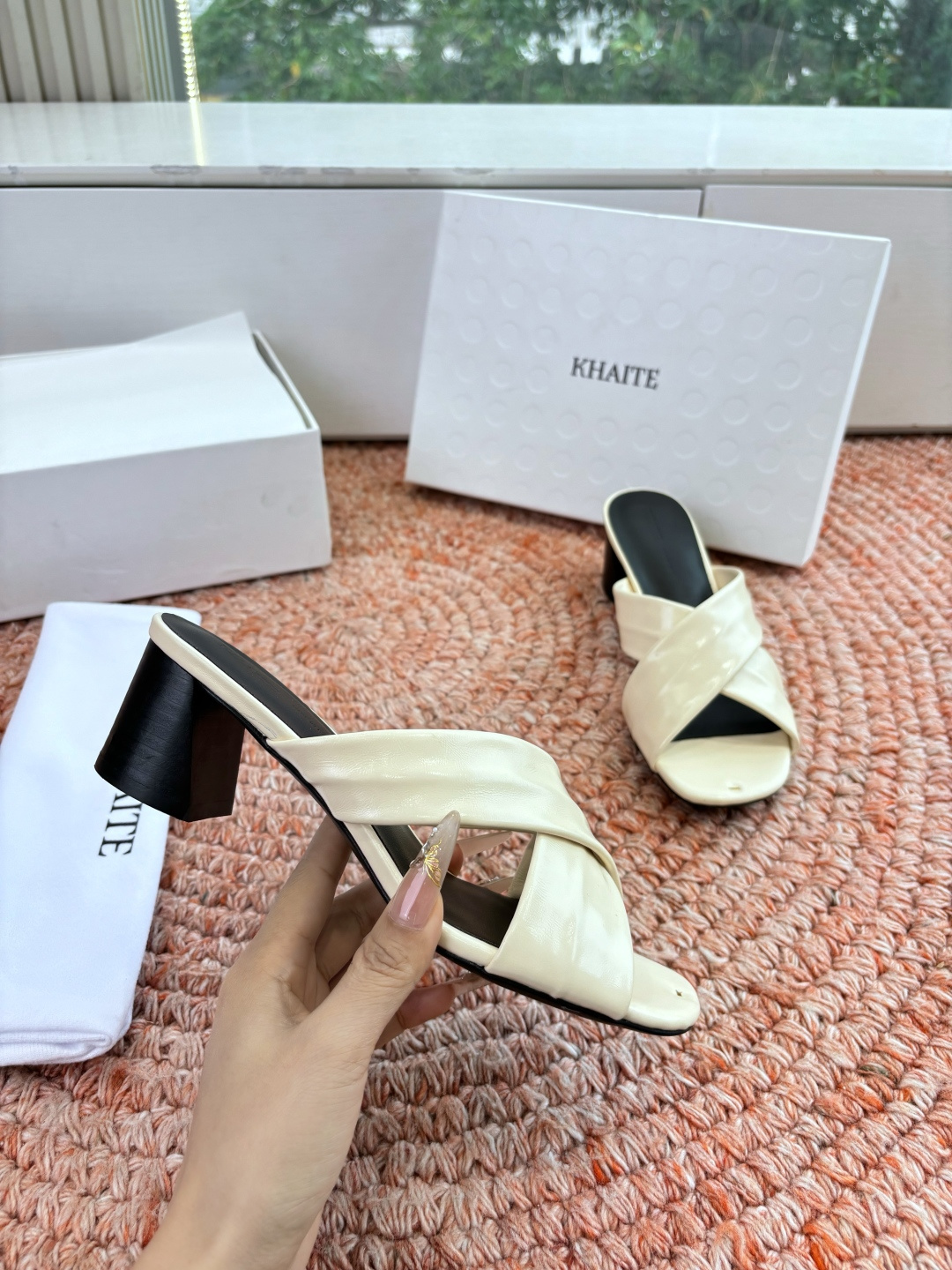 🌾G213新款khaite平底方头穆勒凉鞋简单设计又高级，V字造型设计性感优雅气质，夏天搭配裙子 短裤都