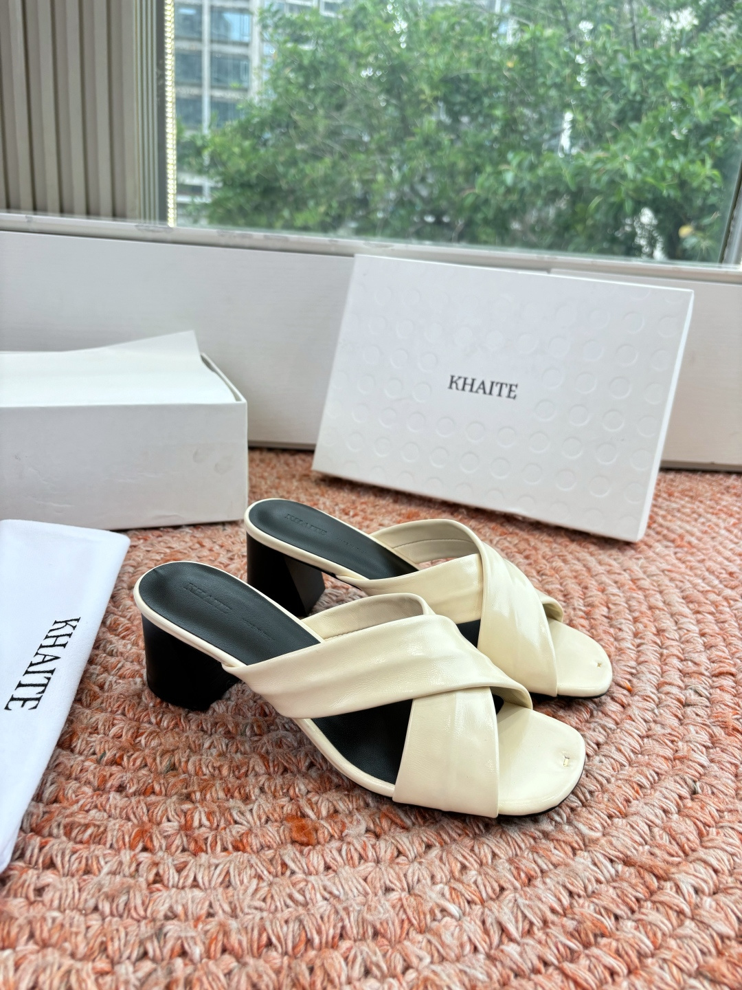 🌾G213新款khaite平底方头穆勒凉鞋简单设计又高级，V字造型设计性感优雅气质，夏天搭配裙子 短裤都