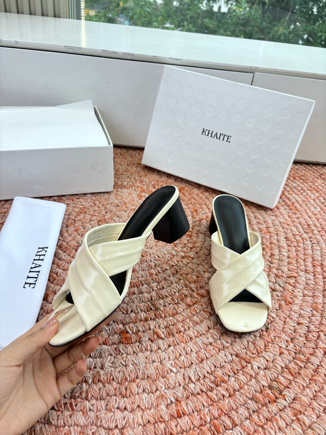 🌾G213新款khaite平底方头穆勒凉鞋简单设计又高级，V字造型设计性感优雅气质，夏天搭配裙子 短裤都