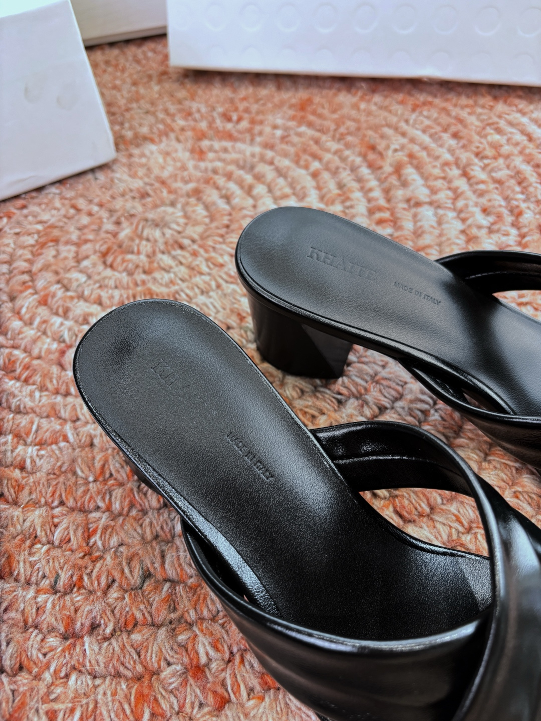 🌾G213新款khaite平底方头穆勒凉鞋简单设计又高级，V字造型设计性感优雅气质，夏天搭配裙子 短裤都