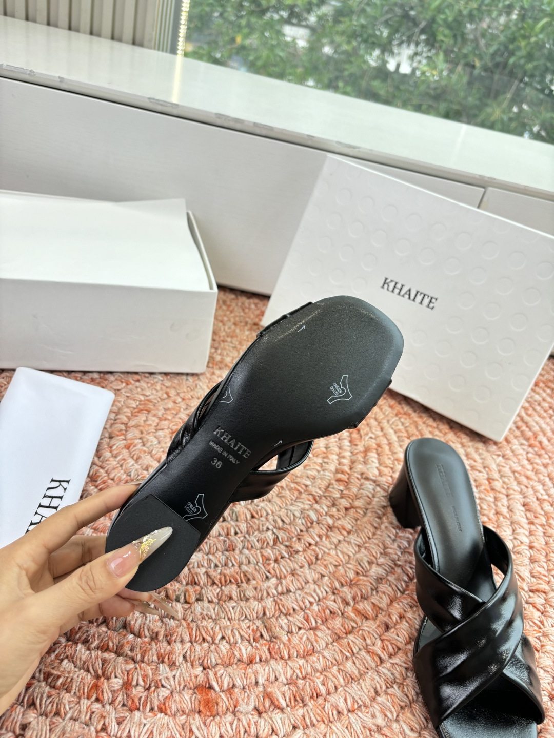 🌾G213新款khaite平底方头穆勒凉鞋简单设计又高级，V字造型设计性感优雅气质，夏天搭配裙子 短裤都