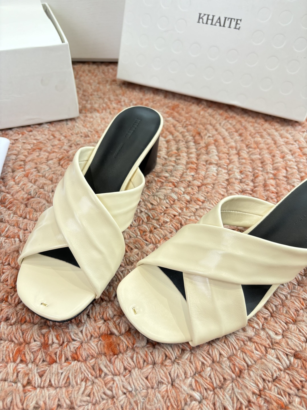 🌾G213新款khaite平底方头穆勒凉鞋简单设计又高级，V字造型设计性感优雅气质，夏天搭配裙子 短裤都
