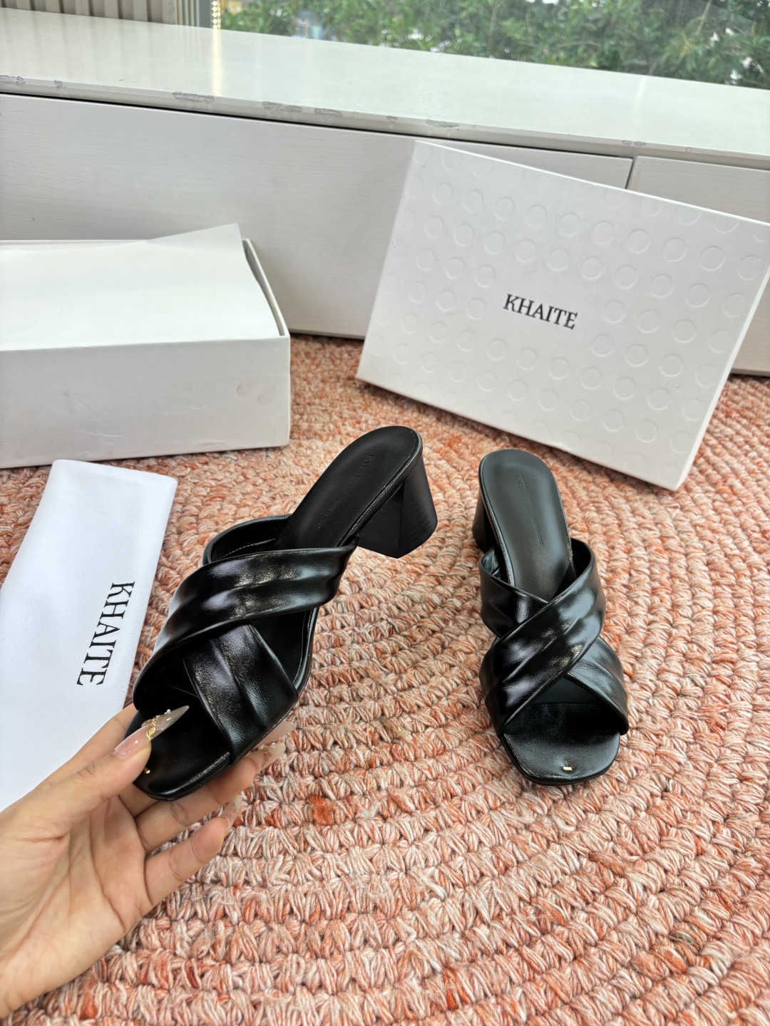 🌾G213新款khaite平底方头穆勒凉鞋简单设计又高级，V字造型设计性感优雅气质，夏天搭配裙子 短裤都