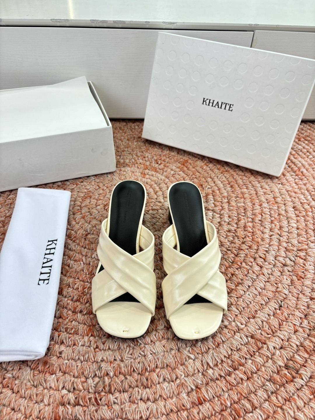 🌾G213新款khaite平底方头穆勒凉鞋简单设计又高级，V字造型设计性感优雅气质，夏天搭配裙子 短裤都