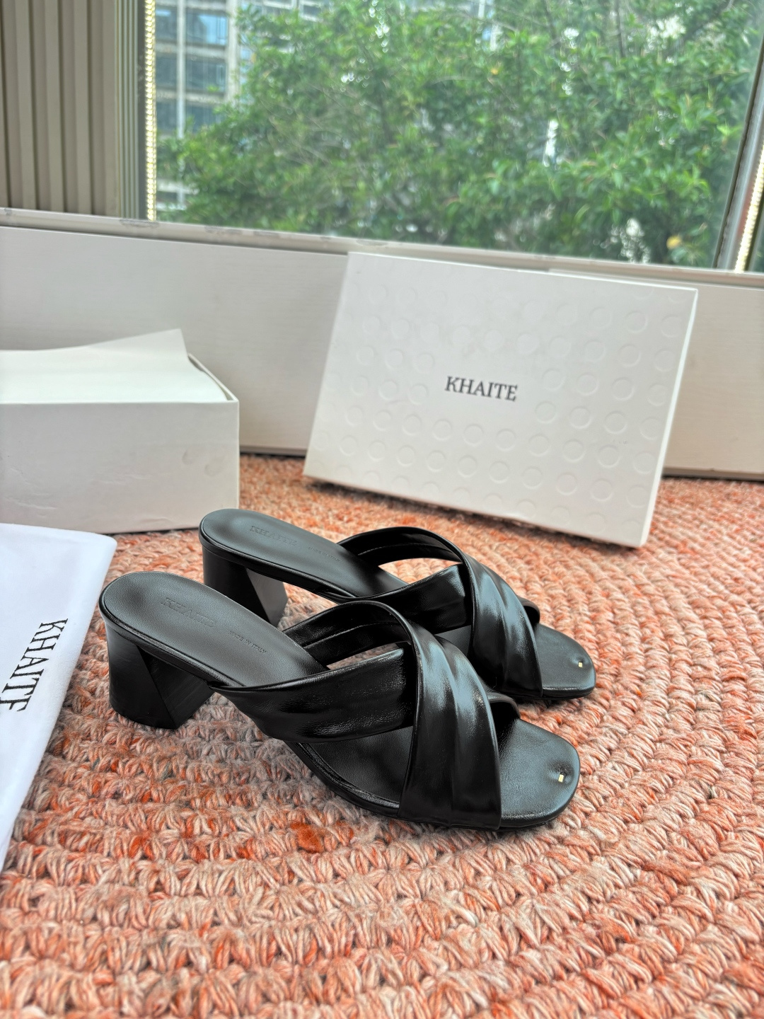 🌾G213新款khaite平底方头穆勒凉鞋简单设计又高级，V字造型设计性感优雅气质，夏天搭配裙子 短裤都