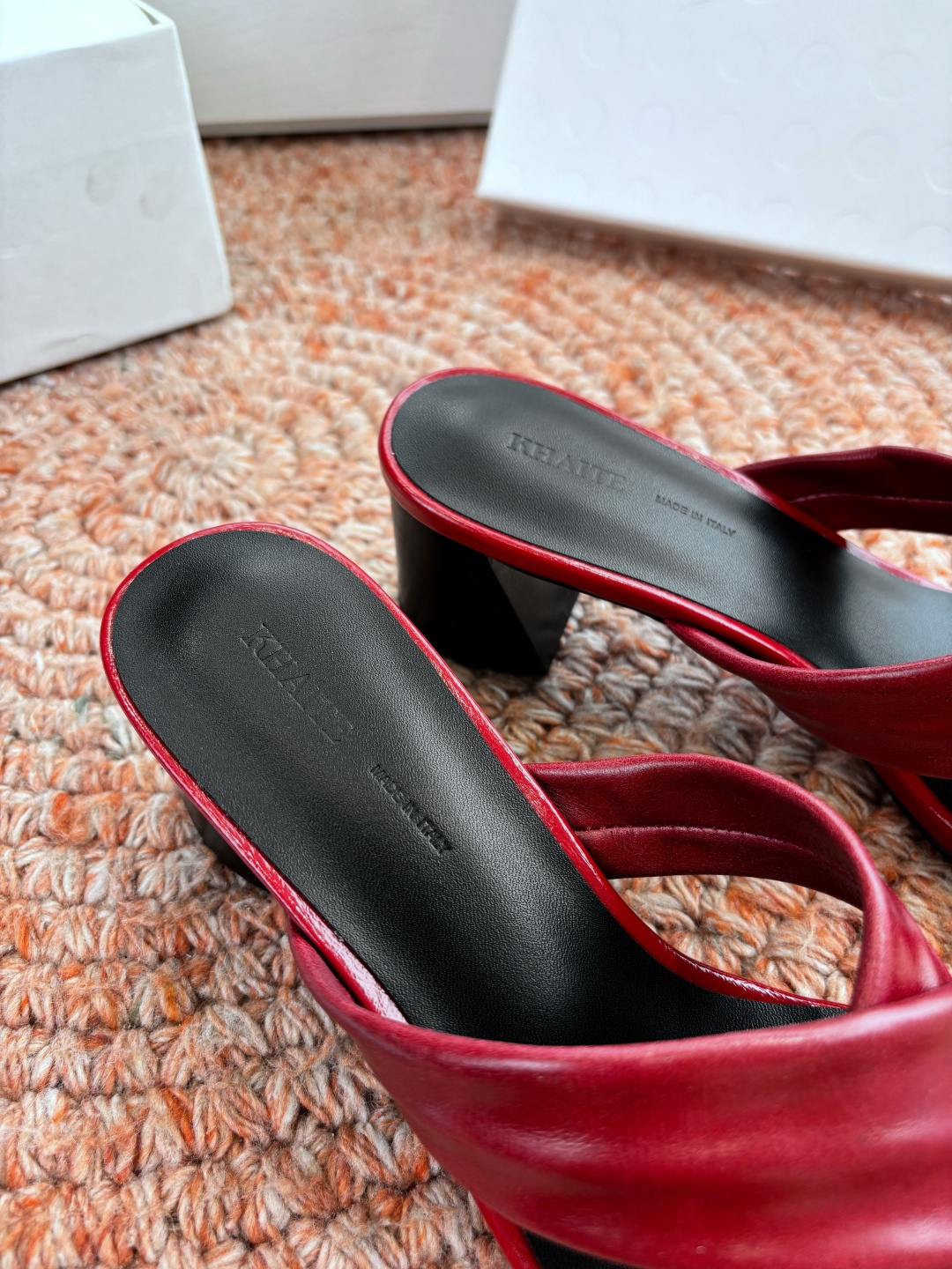 🌾G213新款khaite平底方头穆勒凉鞋简单设计又高级，V字造型设计性感优雅气质，夏天搭配裙子 短裤都