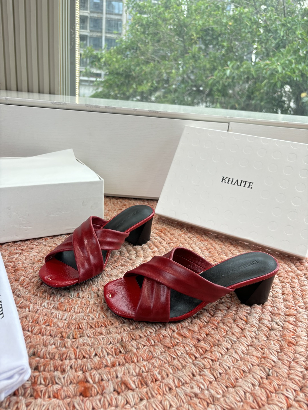 🌾G213新款khaite平底方头穆勒凉鞋简单设计又高级，V字造型设计性感优雅气质，夏天搭配裙子 短裤都