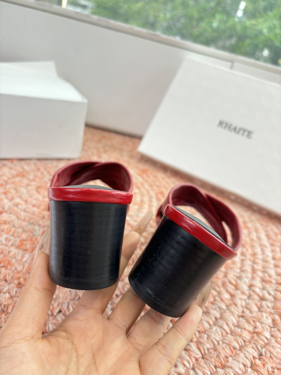 🌾G213新款khaite平底方头穆勒凉鞋简单设计又高级，V字造型设计性感优雅气质，夏天搭配裙子 短裤都