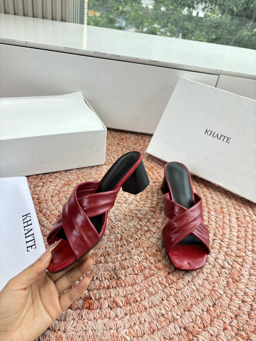 🌾G213新款khaite平底方头穆勒凉鞋简单设计又高级，V字造型设计性感优雅气质，夏天搭配裙子 短裤都