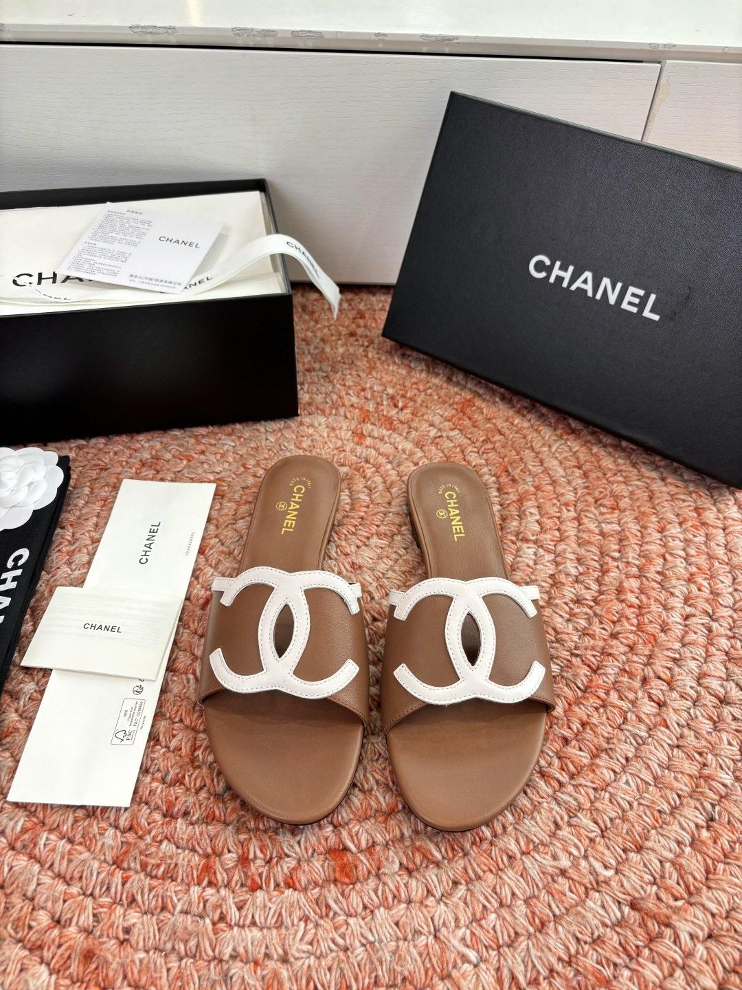 🌾G318😀CHANE*｜小香2026走秀款拖鞋凉鞋大方头平底当巴黎大皇宫的秀场灯光聚焦于足尖这双走秀款