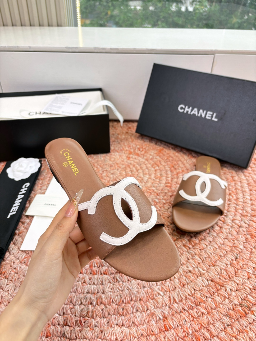 🌾G318😀CHANE*｜小香2026走秀款拖鞋凉鞋大方头平底当巴黎大皇宫的秀场灯光聚焦于足尖这双走秀款