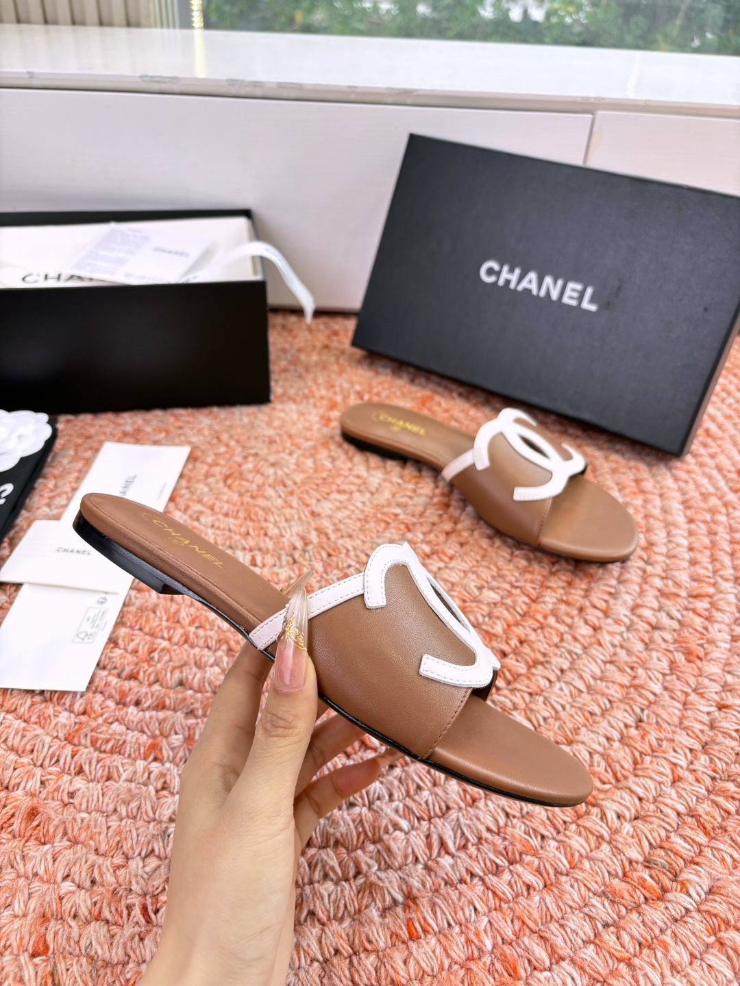 🌾G318😀CHANE*｜小香2026走秀款拖鞋凉鞋大方头平底当巴黎大皇宫的秀场灯光聚焦于足尖这双走秀款