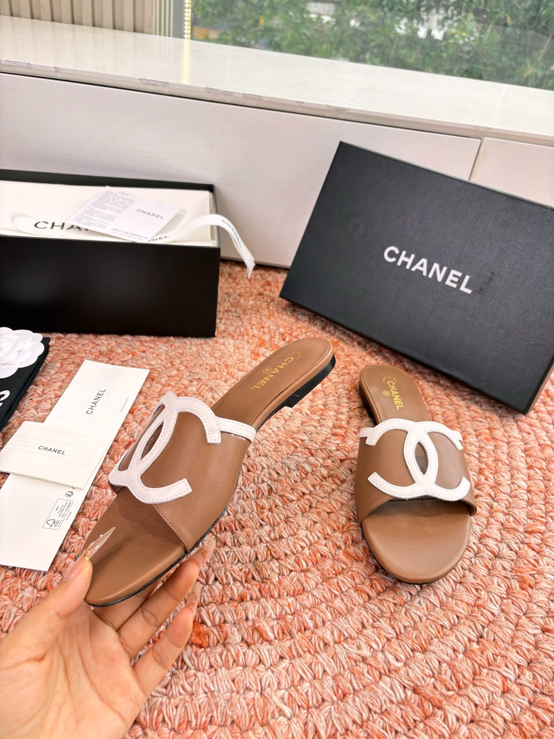 🌾G318😀CHANE*｜小香2026走秀款拖鞋凉鞋大方头平底当巴黎大皇宫的秀场灯光聚焦于足尖这双走秀款