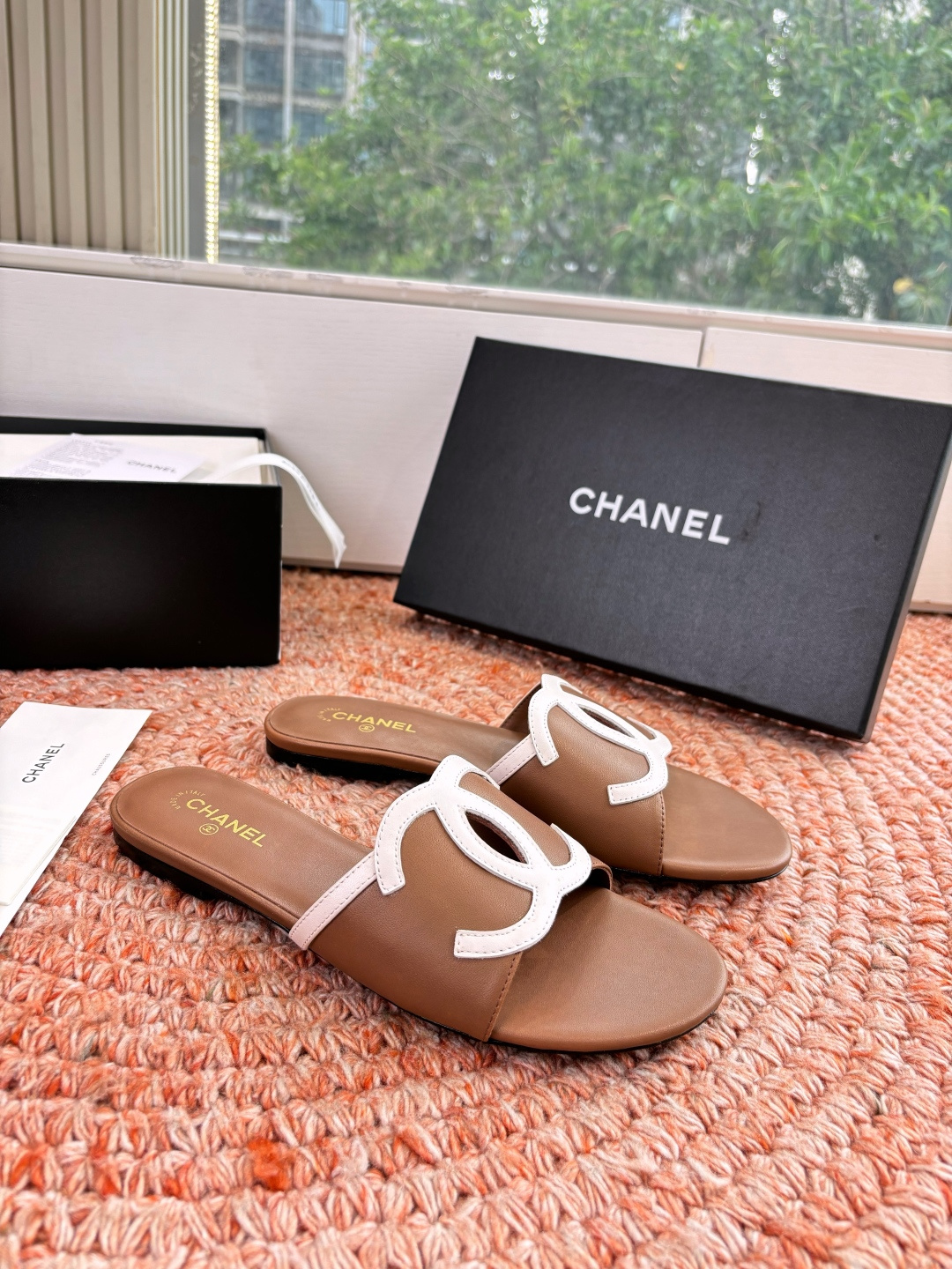🌾G318😀CHANE*｜小香2026走秀款拖鞋凉鞋大方头平底当巴黎大皇宫的秀场灯光聚焦于足尖这双走秀款