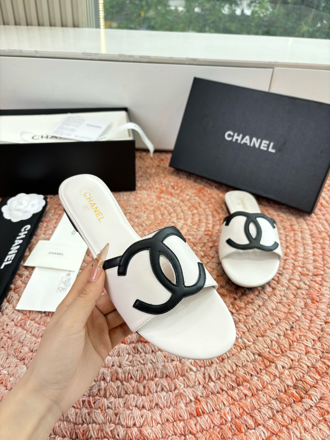 🌾G318😀CHANE*｜小香2026走秀款拖鞋凉鞋大方头平底当巴黎大皇宫的秀场灯光聚焦于足尖这双走秀款