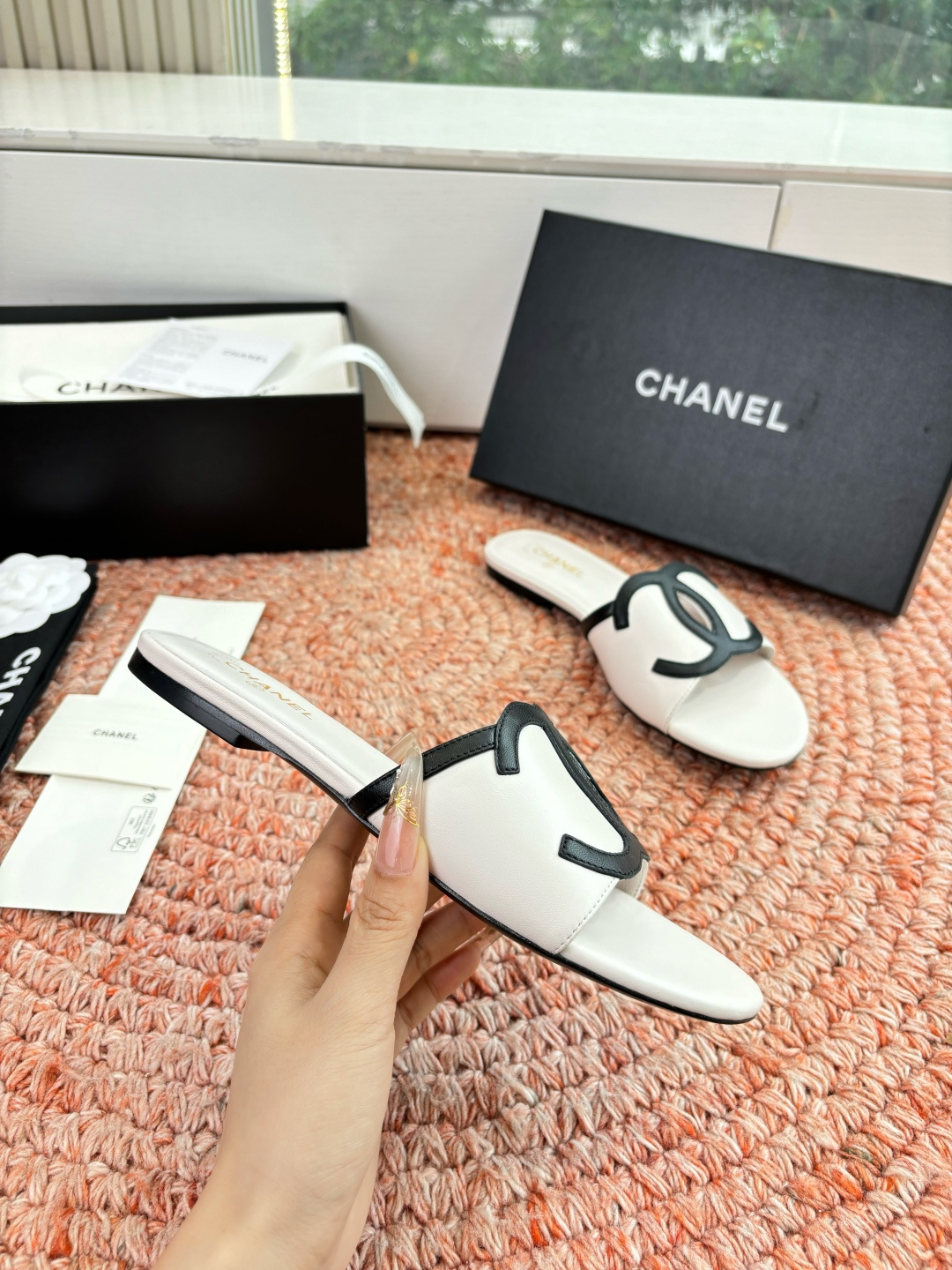 🌾G318😀CHANE*｜小香2026走秀款拖鞋凉鞋大方头平底当巴黎大皇宫的秀场灯光聚焦于足尖这双走秀款
