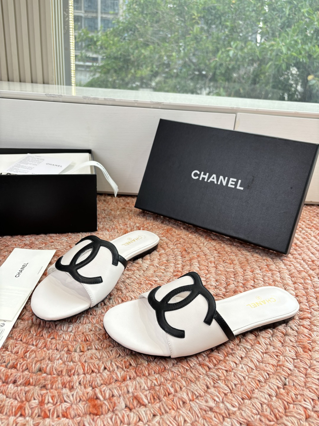 🌾G318😀CHANE*｜小香2026走秀款拖鞋凉鞋大方头平底当巴黎大皇宫的秀场灯光聚焦于足尖这双走秀款