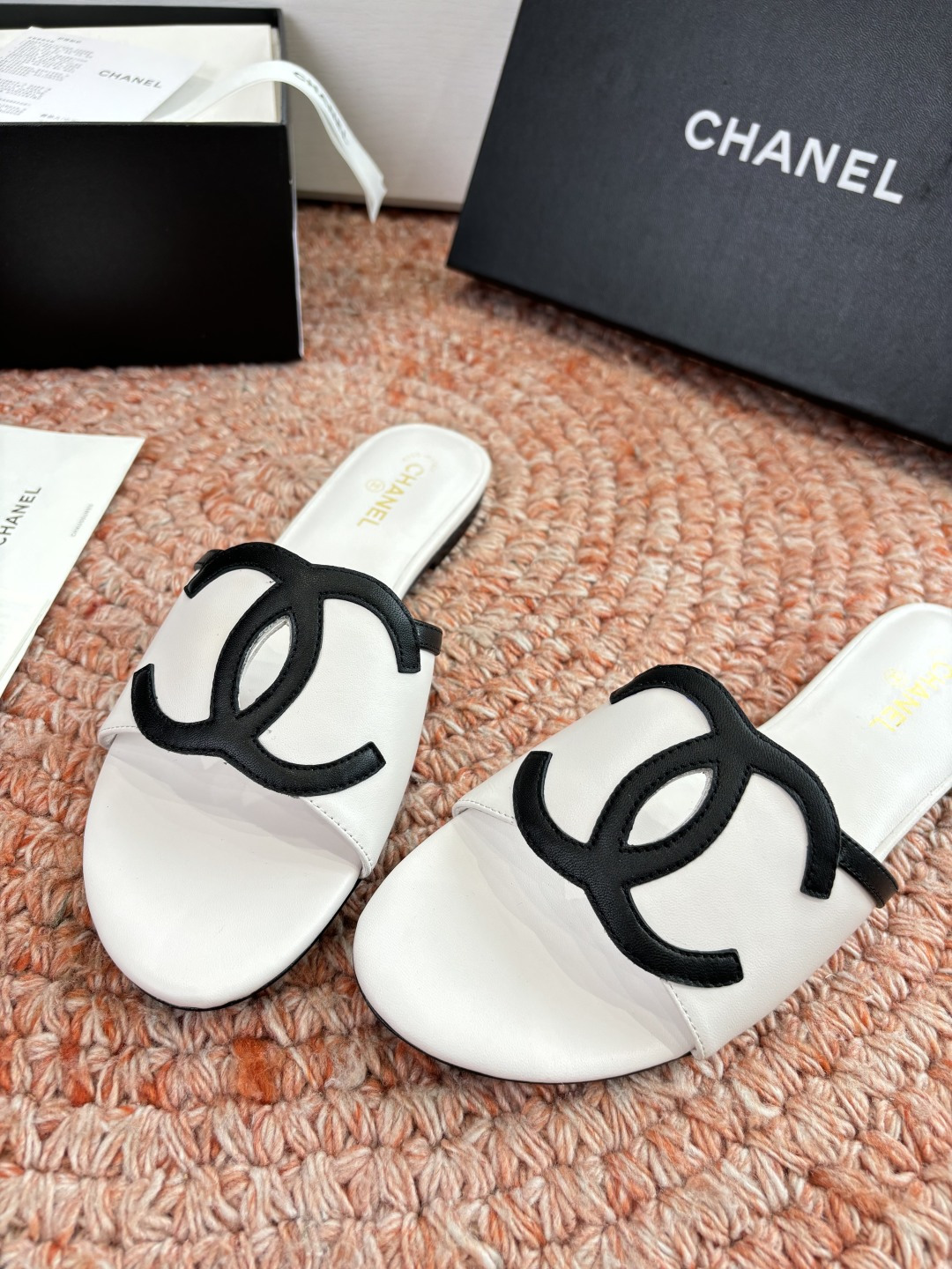 🌾G318😀CHANE*｜小香2026走秀款拖鞋凉鞋大方头平底当巴黎大皇宫的秀场灯光聚焦于足尖这双走秀款