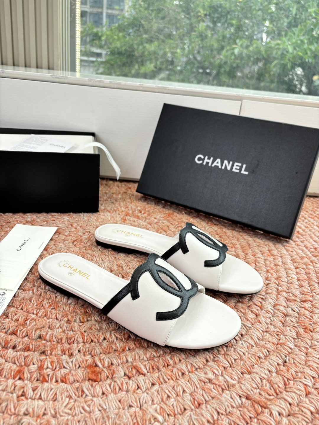 🌾G318😀CHANE*｜小香2026走秀款拖鞋凉鞋大方头平底当巴黎大皇宫的秀场灯光聚焦于足尖这双走秀款