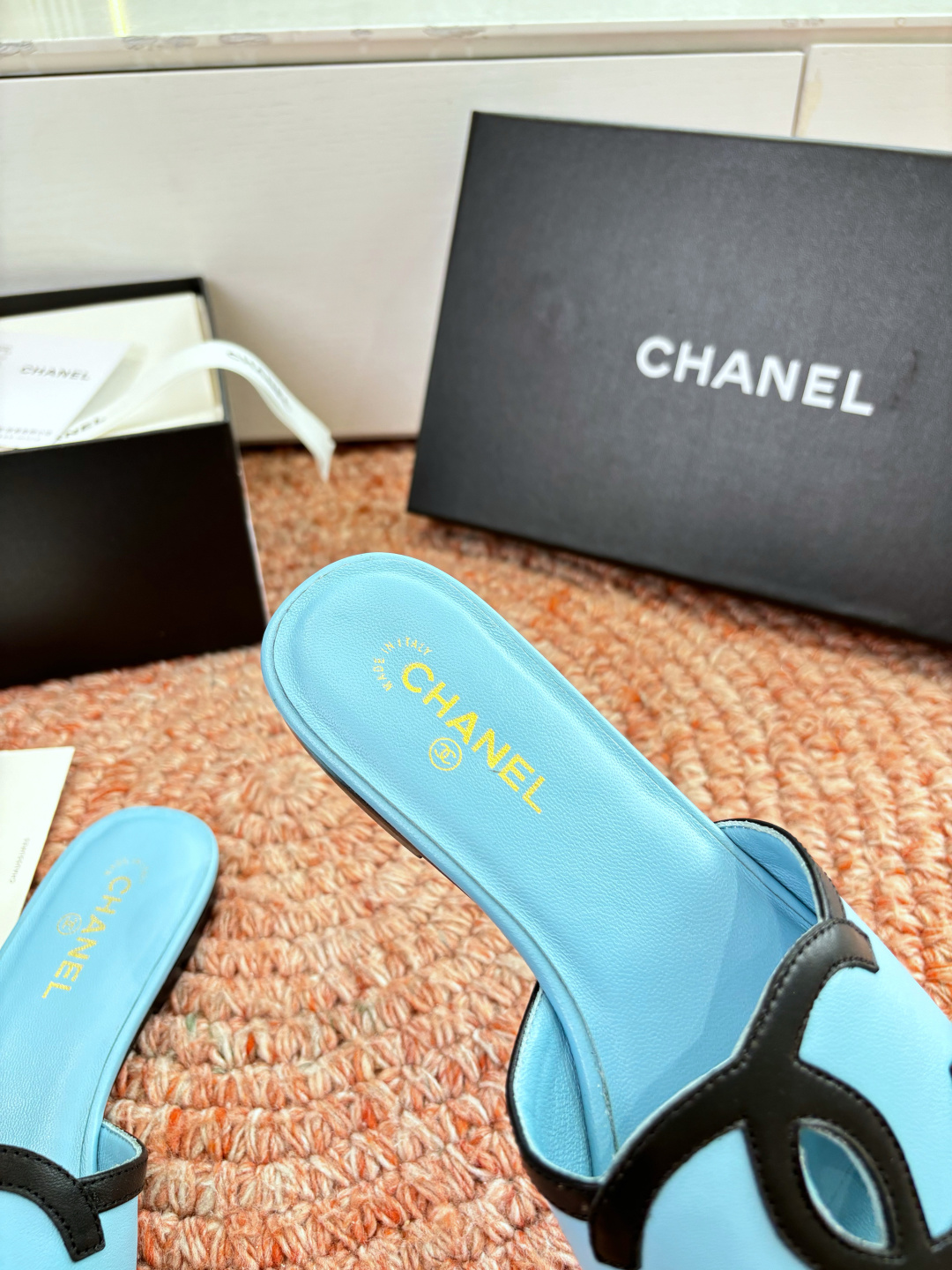 🌾G318😀CHANE*｜小香2026走秀款拖鞋凉鞋大方头平底当巴黎大皇宫的秀场灯光聚焦于足尖这双走秀款