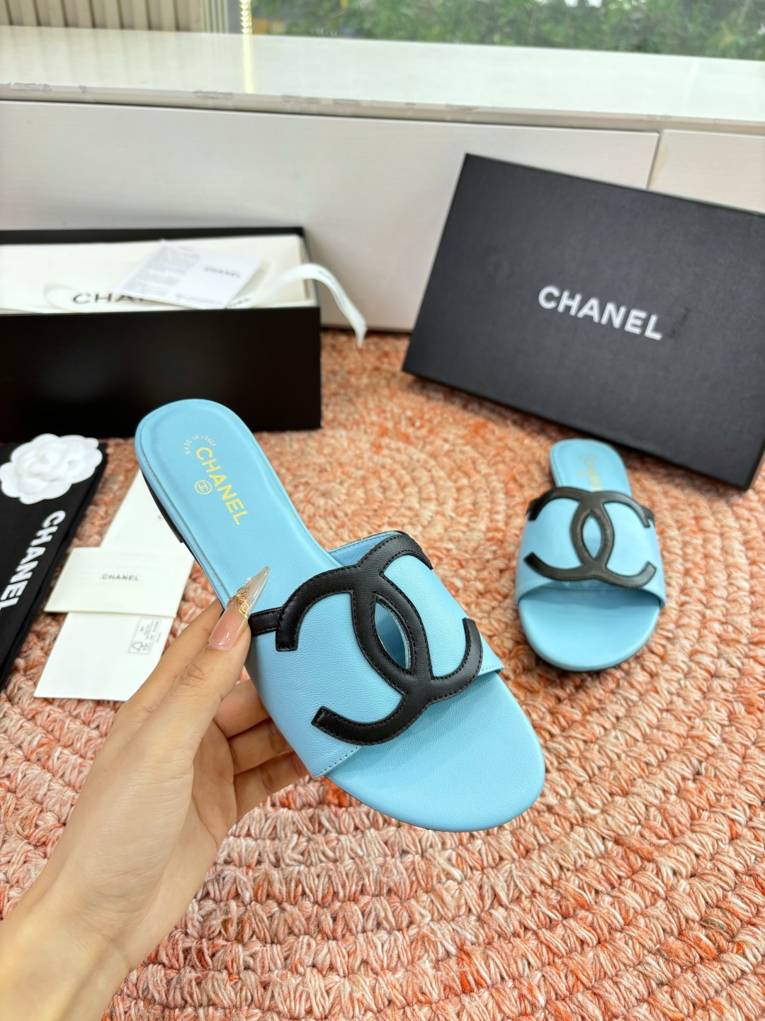 🌾G318😀CHANE*｜小香2026走秀款拖鞋凉鞋大方头平底当巴黎大皇宫的秀场灯光聚焦于足尖这双走秀款