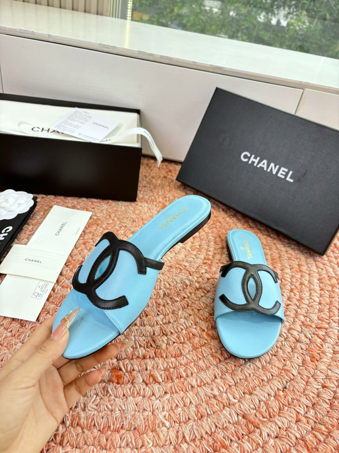 🌾G318😀CHANE*｜小香2026走秀款拖鞋凉鞋大方头平底当巴黎大皇宫的秀场灯光聚焦于足尖这双走秀款