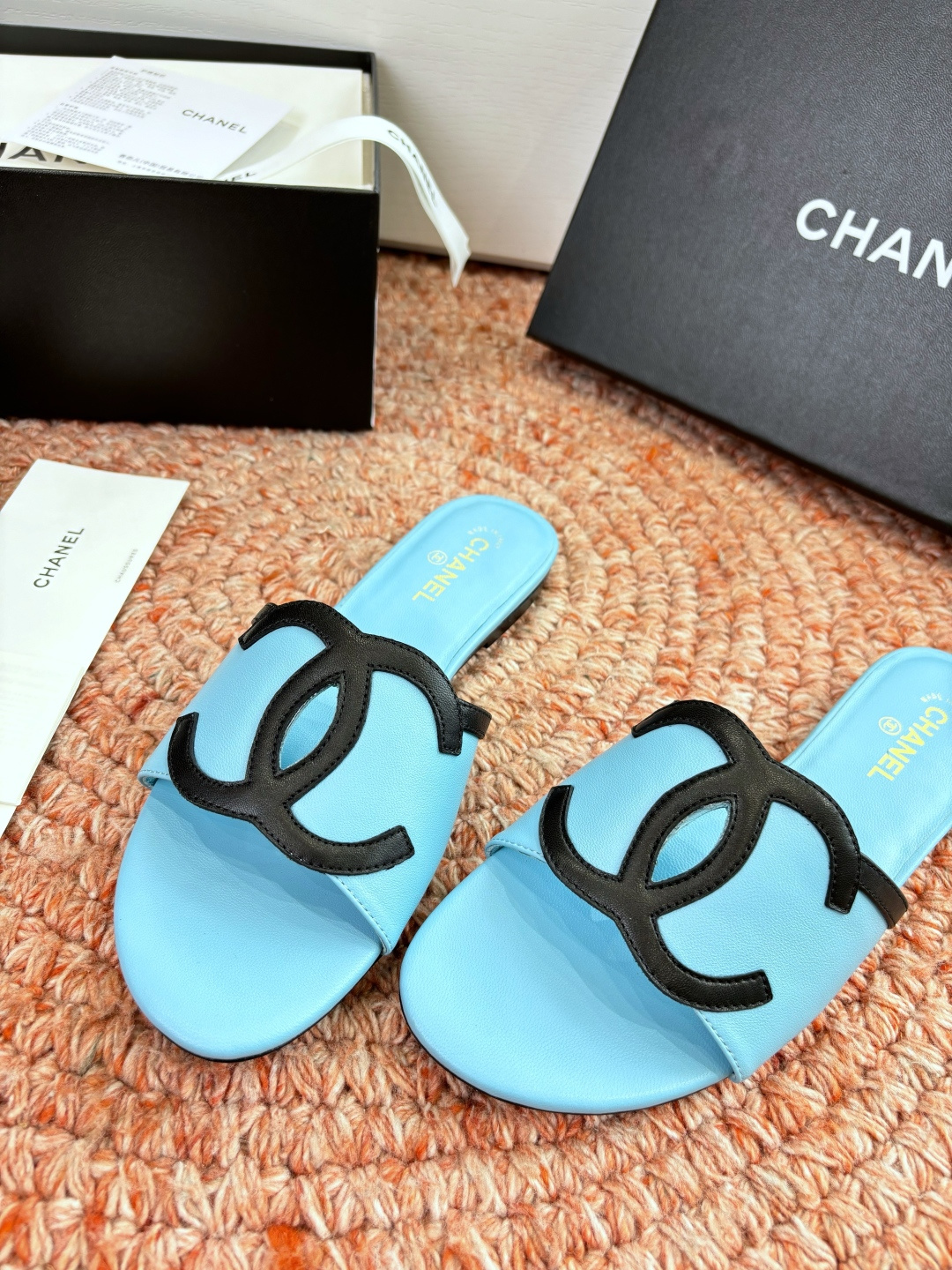 🌾G318😀CHANE*｜小香2026走秀款拖鞋凉鞋大方头平底当巴黎大皇宫的秀场灯光聚焦于足尖这双走秀款