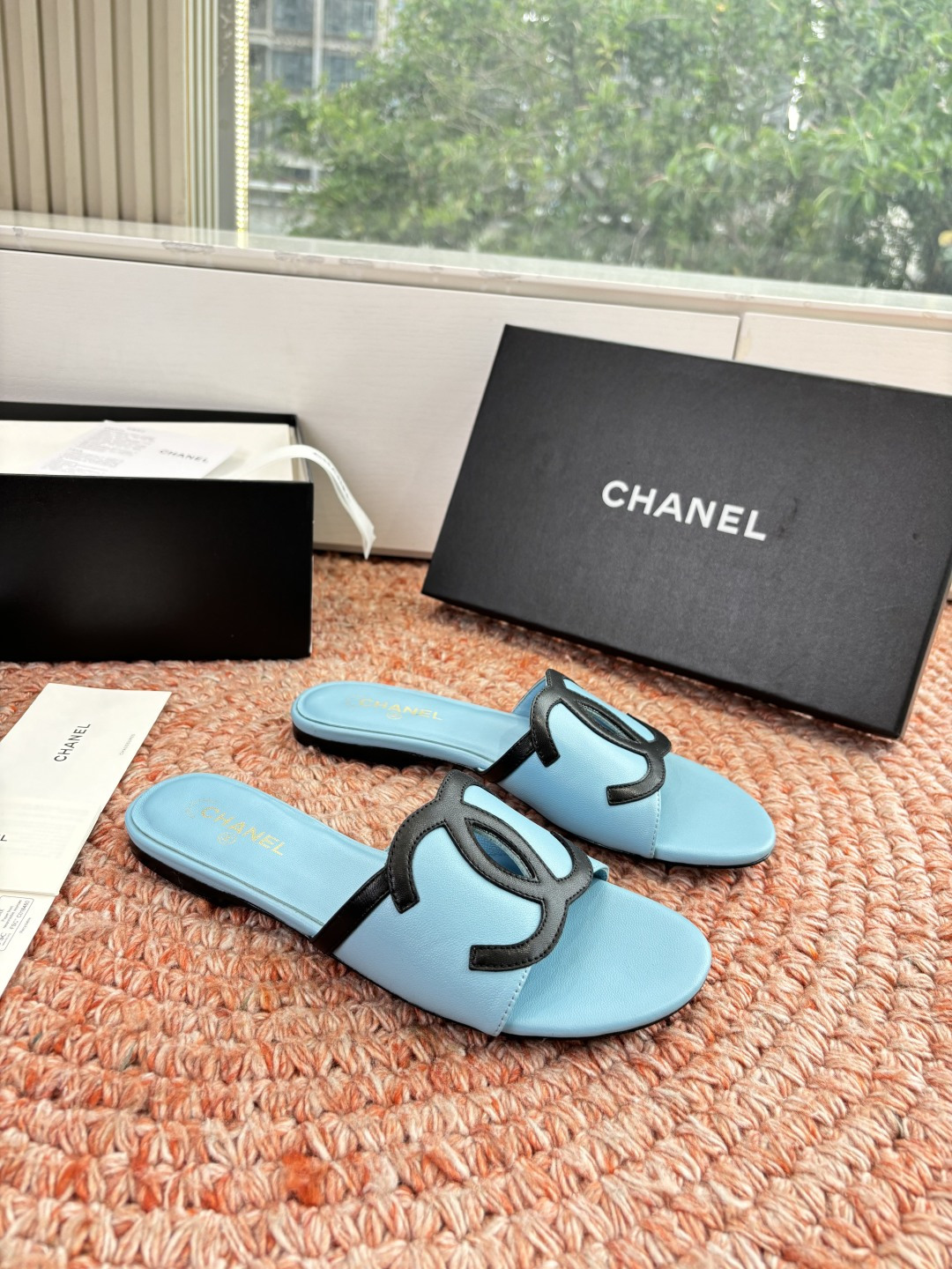 🌾G318😀CHANE*｜小香2026走秀款拖鞋凉鞋大方头平底当巴黎大皇宫的秀场灯光聚焦于足尖这双走秀款