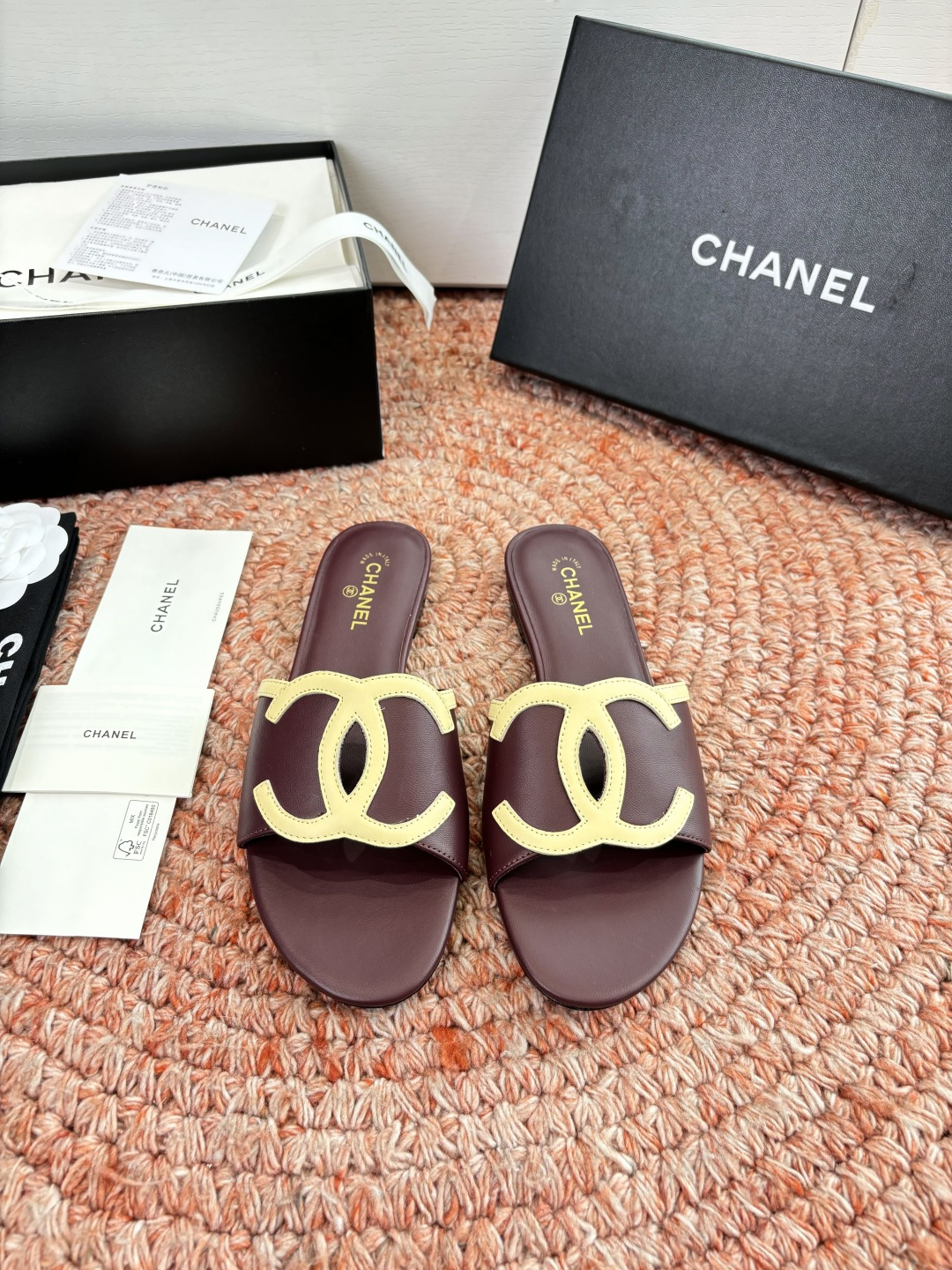 🌾G318😀CHANE*｜小香2026走秀款拖鞋凉鞋大方头平底当巴黎大皇宫的秀场灯光聚焦于足尖这双走秀款