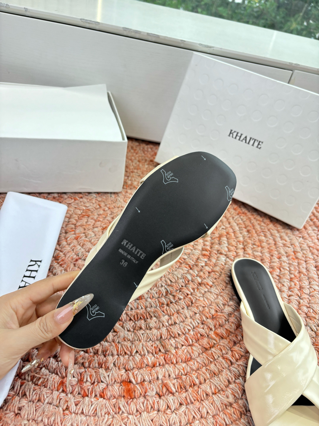 🌾G213新款khaite平底方头穆勒凉鞋简单设计又高级，V字造型设计性感优雅气质，夏天搭配裙子 短裤都
