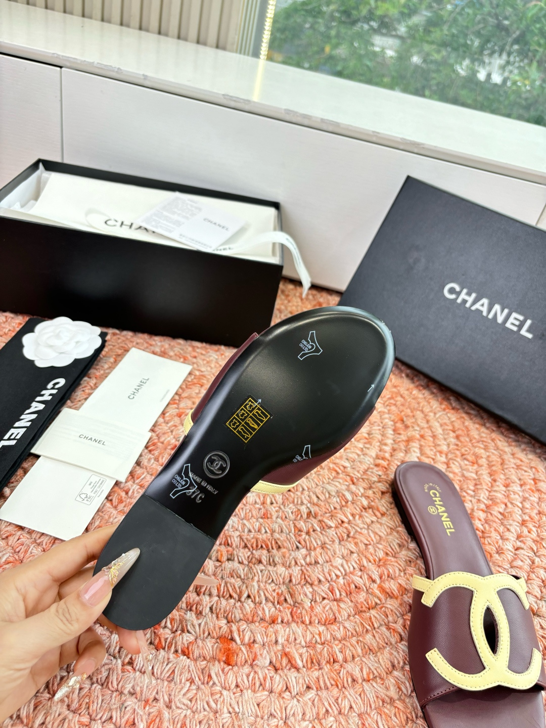 🌾G318😀CHANE*｜小香2026走秀款拖鞋凉鞋大方头平底当巴黎大皇宫的秀场灯光聚焦于足尖这双走秀款
