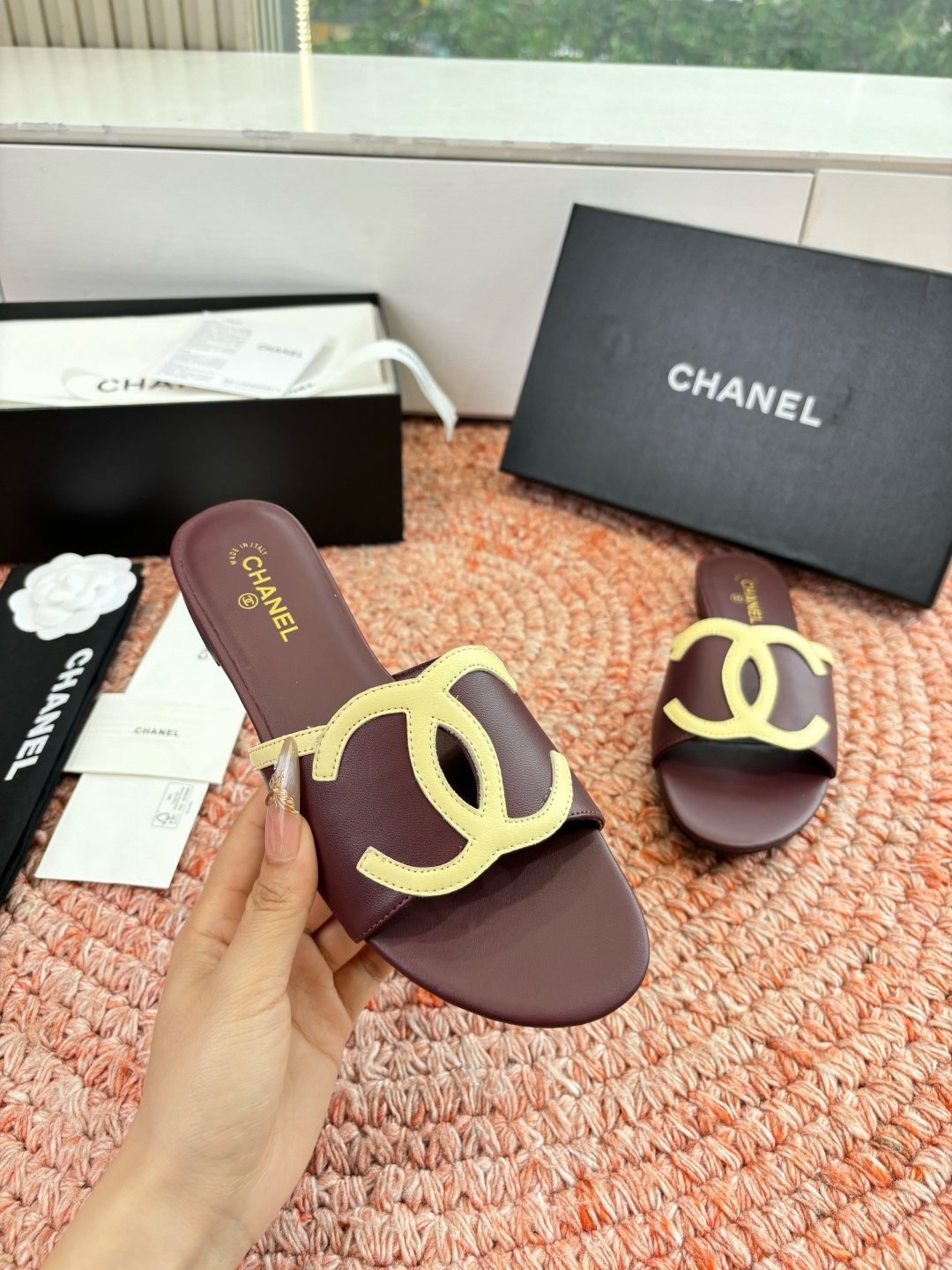 🌾G318😀CHANE*｜小香2026走秀款拖鞋凉鞋大方头平底当巴黎大皇宫的秀场灯光聚焦于足尖这双走秀款