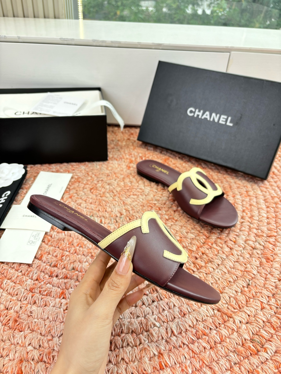 🌾G318😀CHANE*｜小香2026走秀款拖鞋凉鞋大方头平底当巴黎大皇宫的秀场灯光聚焦于足尖这双走秀款