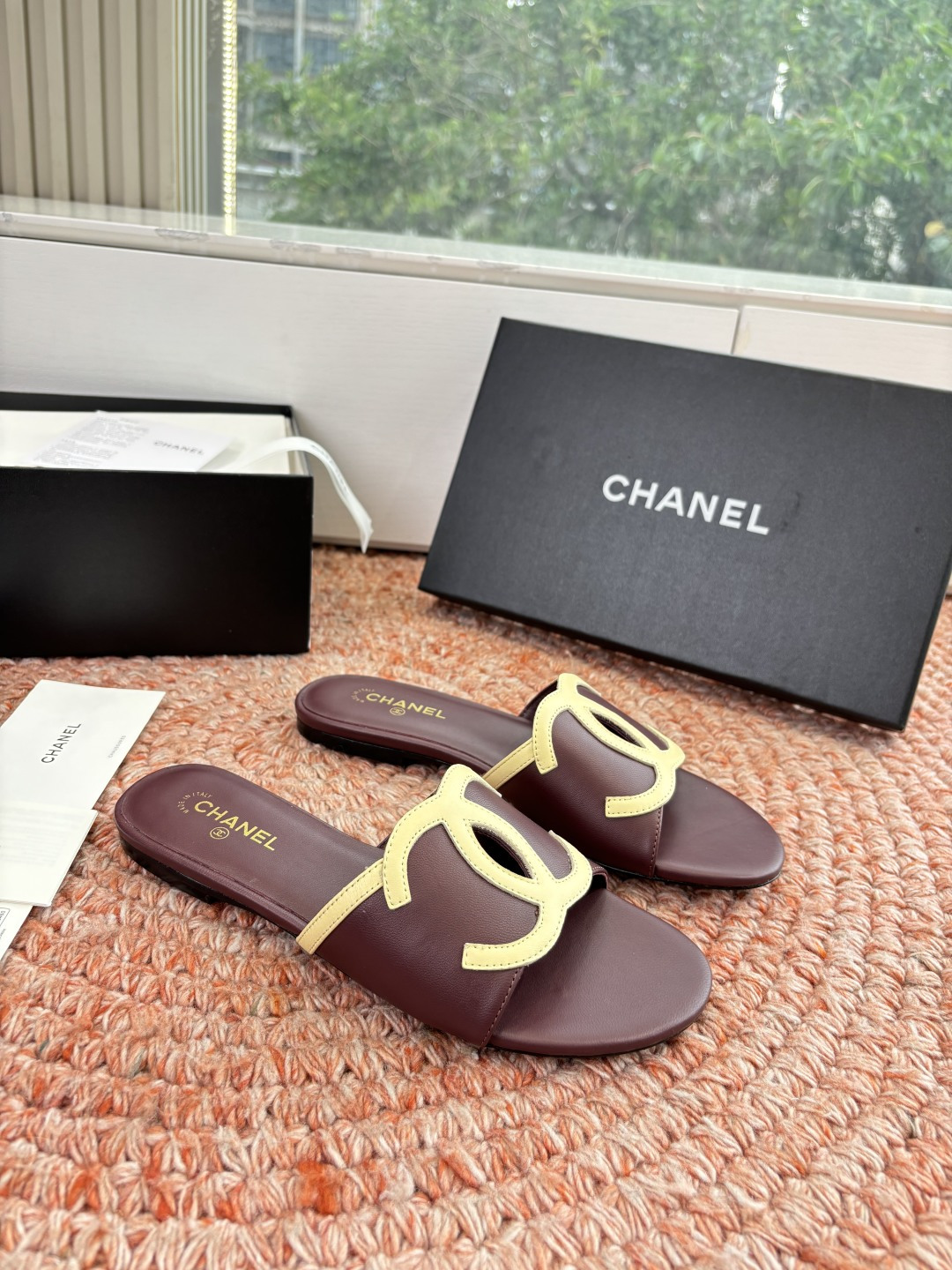 🌾G318😀CHANE*｜小香2026走秀款拖鞋凉鞋大方头平底当巴黎大皇宫的秀场灯光聚焦于足尖这双走秀款