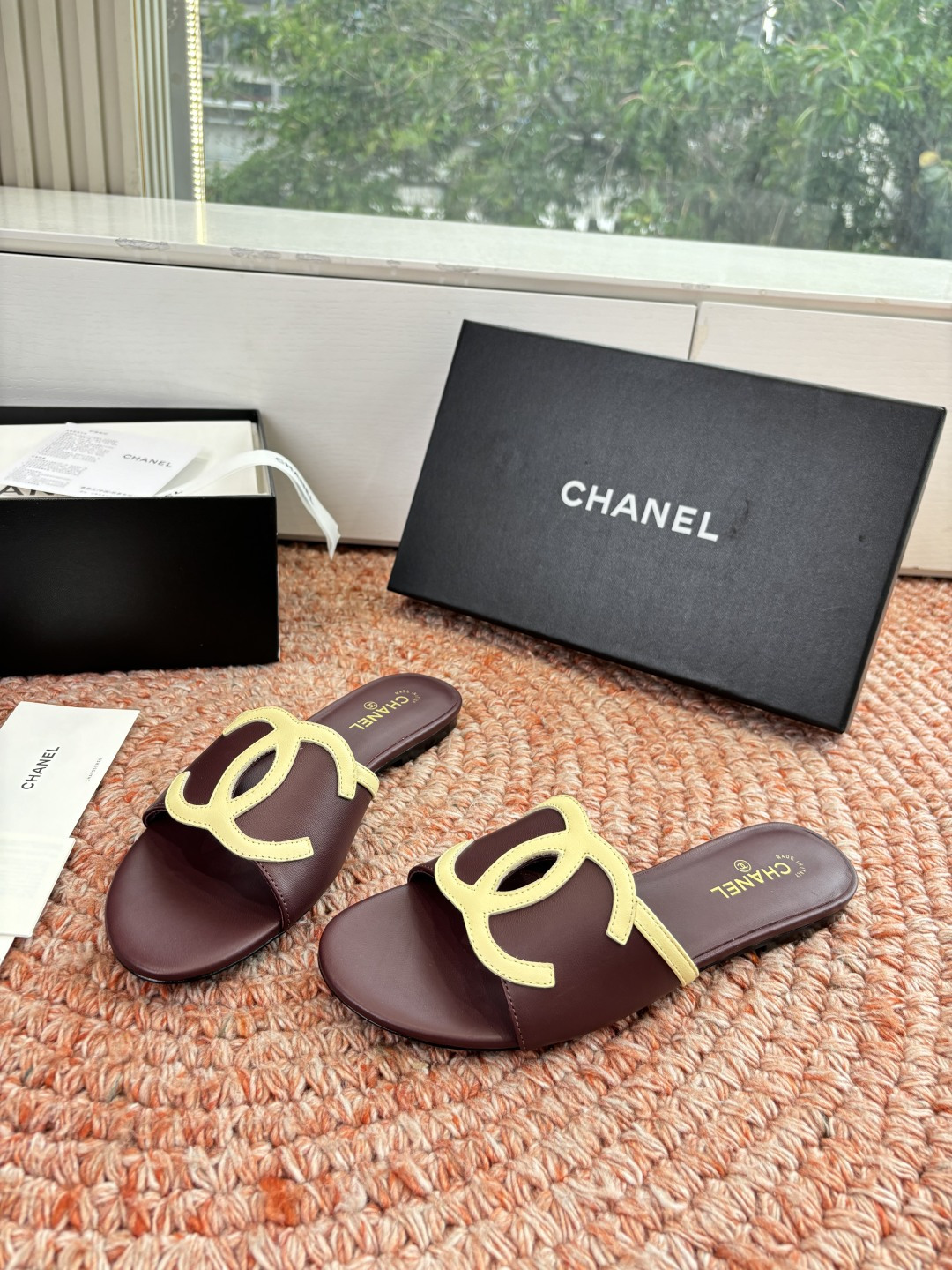🌾G318😀CHANE*｜小香2026走秀款拖鞋凉鞋大方头平底当巴黎大皇宫的秀场灯光聚焦于足尖这双走秀款