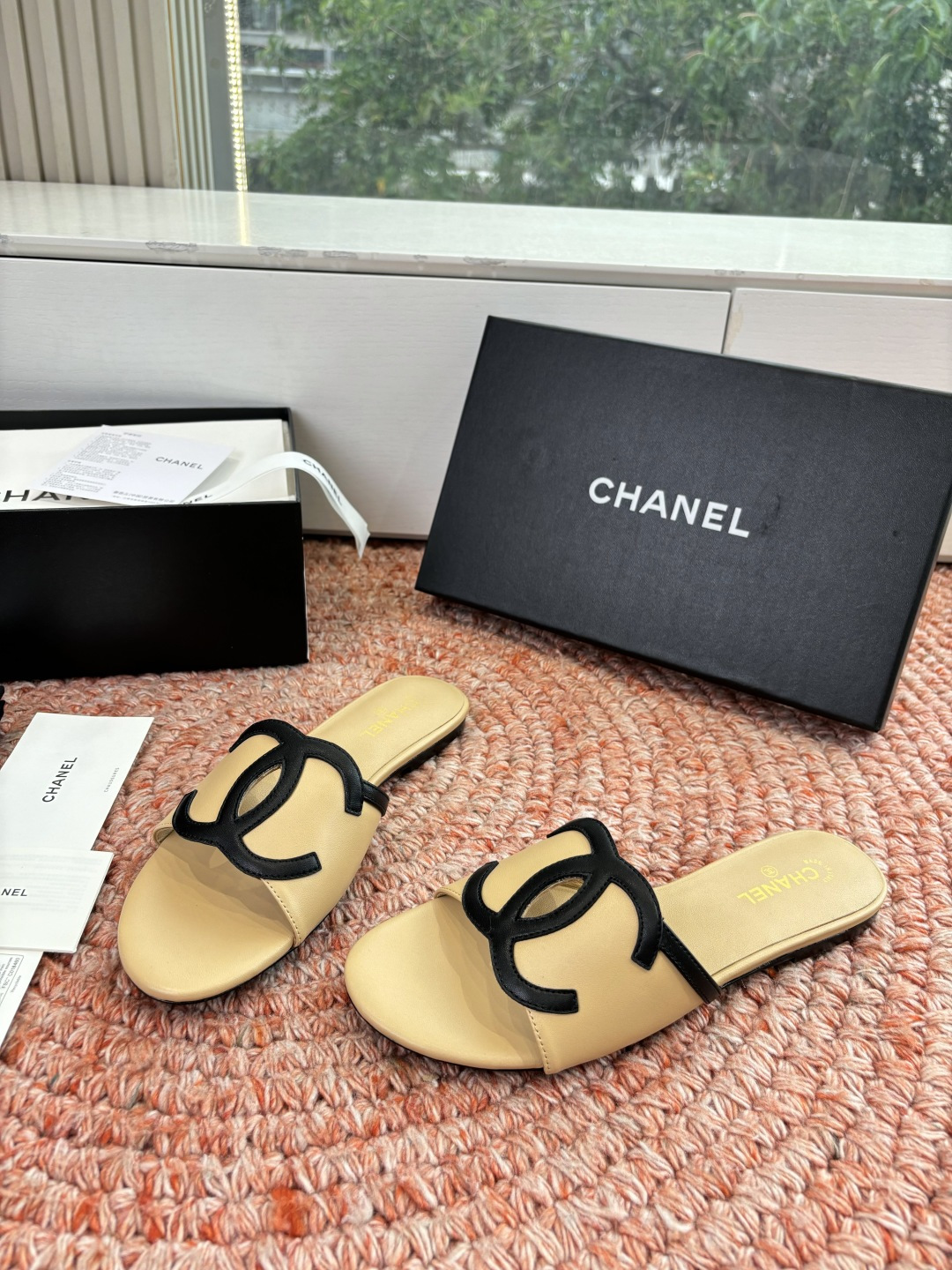 🌾G318😀CHANE*｜小香2026走秀款拖鞋凉鞋大方头平底当巴黎大皇宫的秀场灯光聚焦于足尖这双走秀款