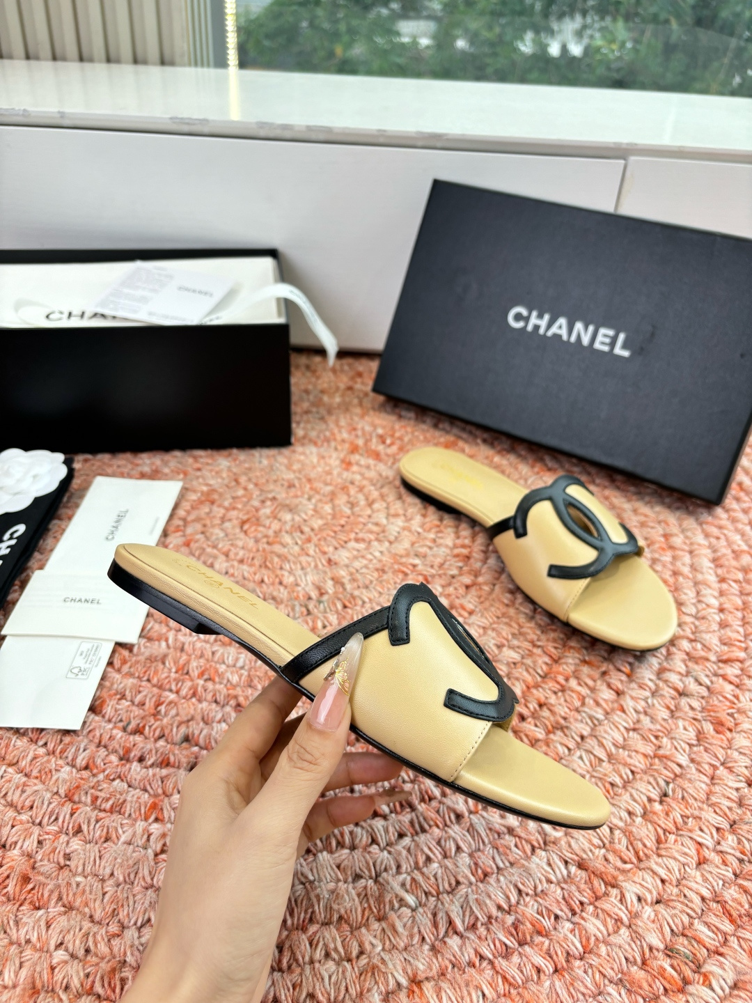 🌾G318😀CHANE*｜小香2026走秀款拖鞋凉鞋大方头平底当巴黎大皇宫的秀场灯光聚焦于足尖这双走秀款