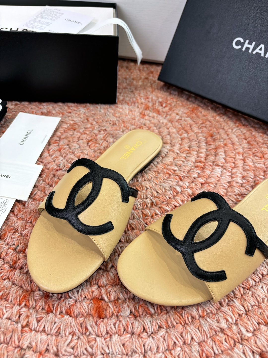 🌾G318😀CHANE*｜小香2026走秀款拖鞋凉鞋大方头平底当巴黎大皇宫的秀场灯光聚焦于足尖这双走秀款