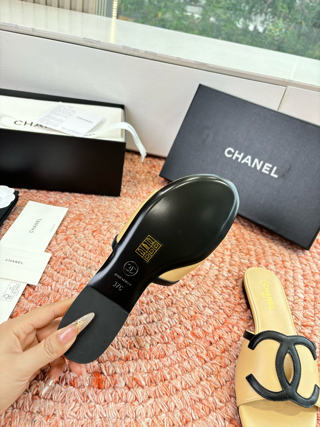 🌾G318😀CHANE*｜小香2026走秀款拖鞋凉鞋大方头平底当巴黎大皇宫的秀场灯光聚焦于足尖这双走秀款