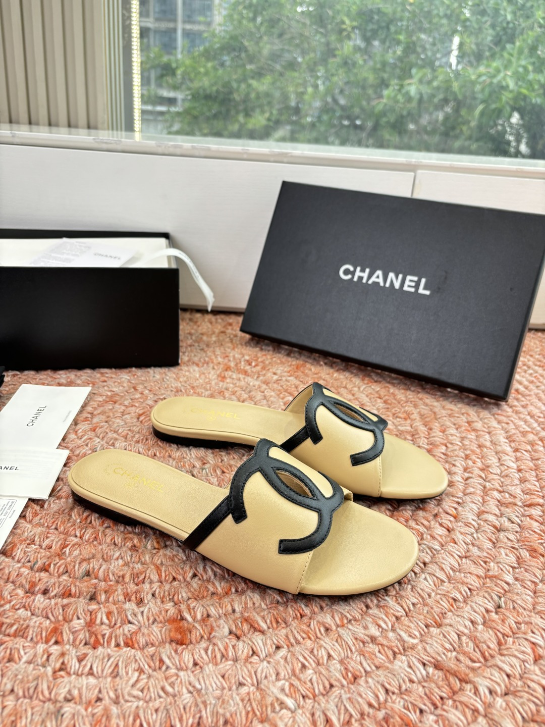 🌾G318😀CHANE*｜小香2026走秀款拖鞋凉鞋大方头平底当巴黎大皇宫的秀场灯光聚焦于足尖这双走秀款