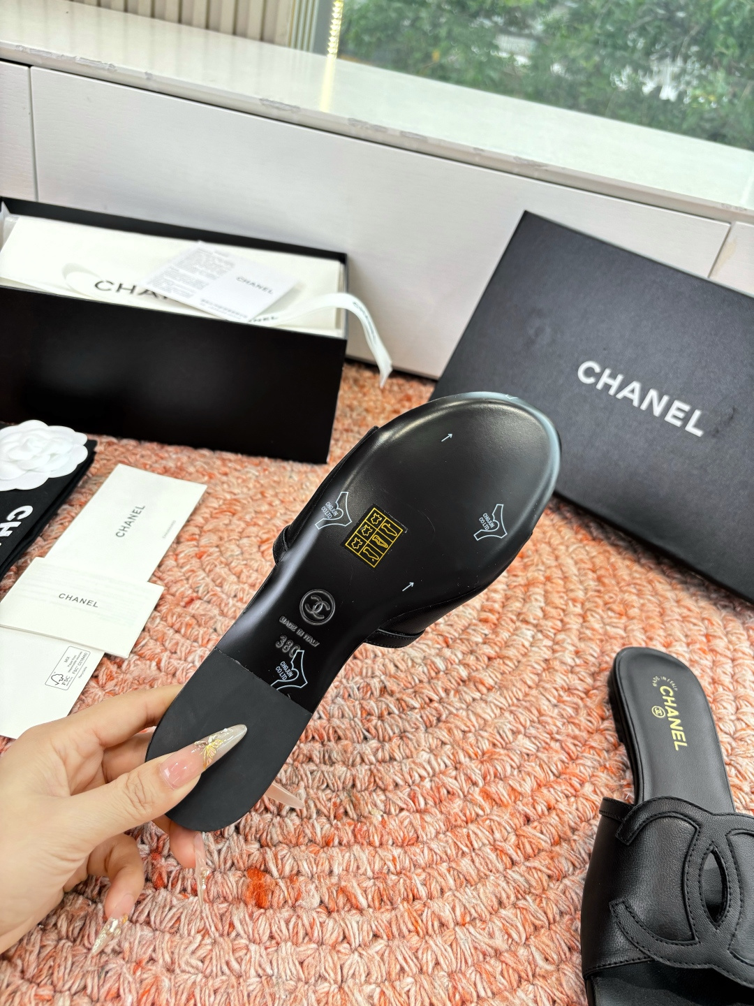 🌾G318😀CHANE*｜小香2026走秀款拖鞋凉鞋大方头平底当巴黎大皇宫的秀场灯光聚焦于足尖这双走秀款