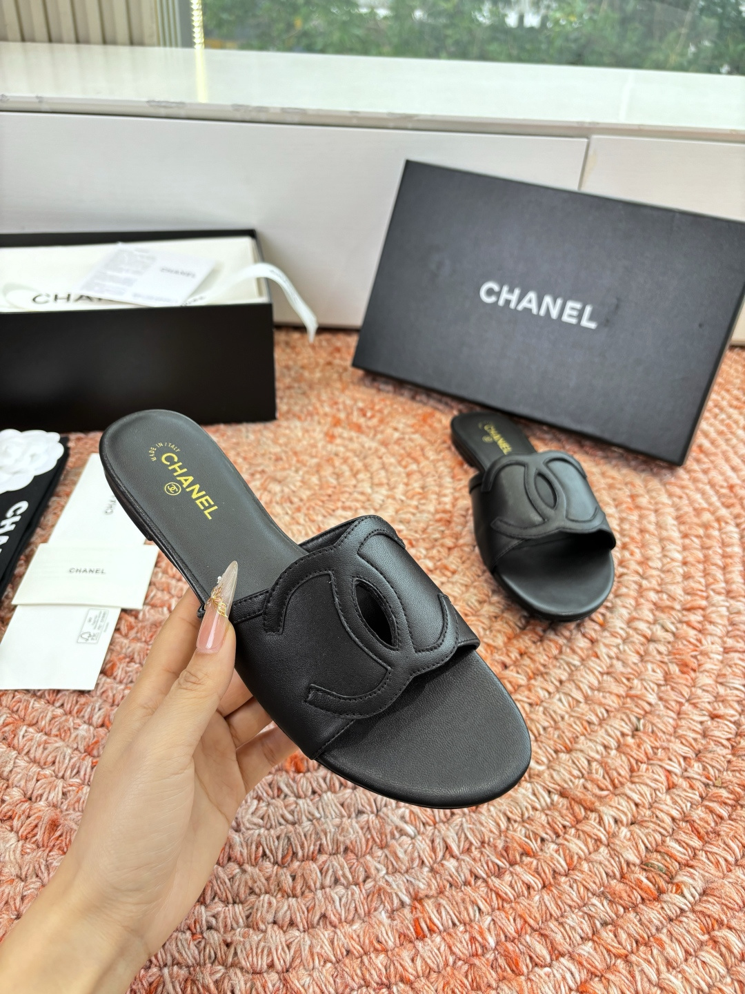🌾G318😀CHANE*｜小香2026走秀款拖鞋凉鞋大方头平底当巴黎大皇宫的秀场灯光聚焦于足尖这双走秀款