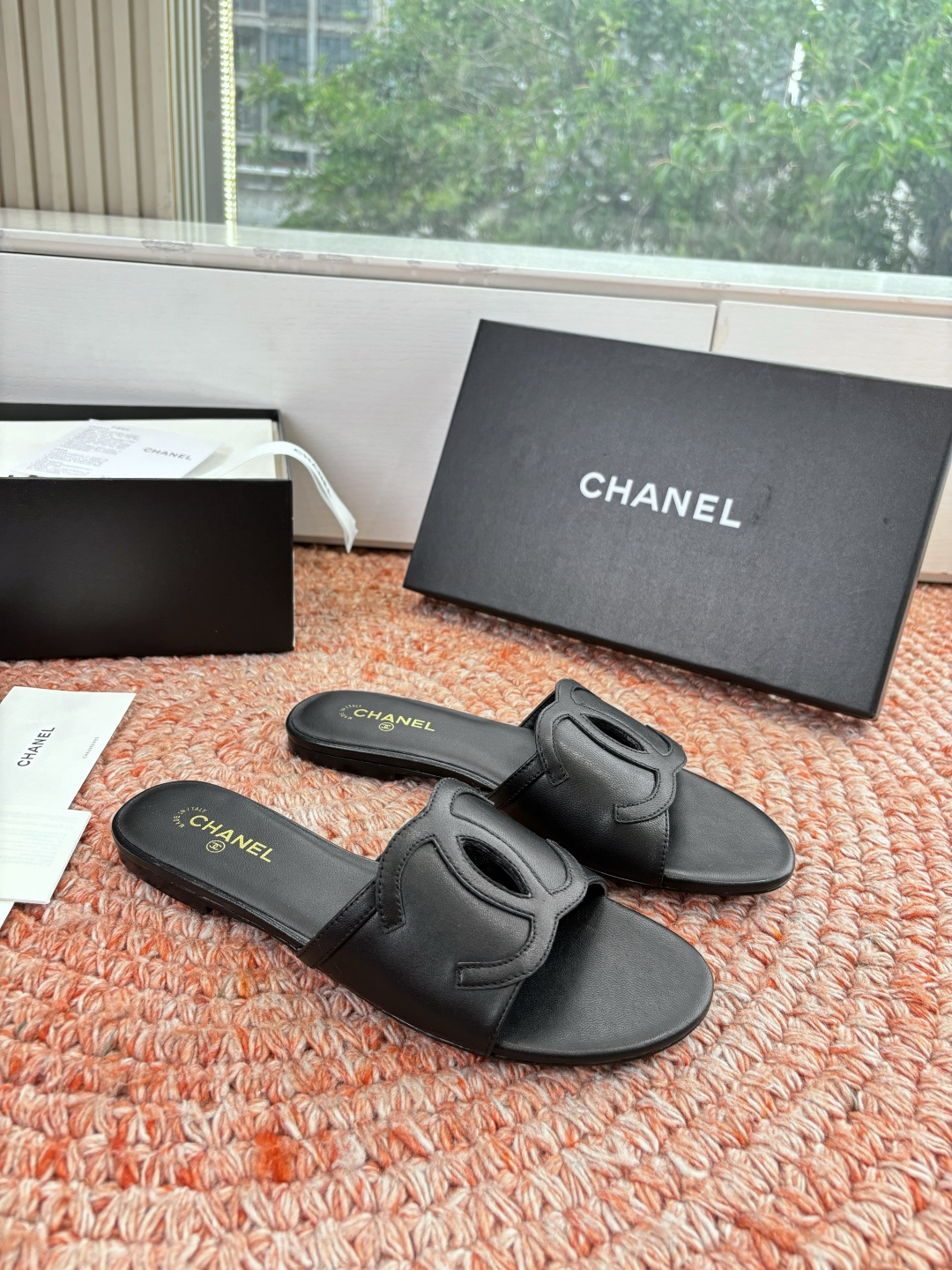 🌾G318😀CHANE*｜小香2026走秀款拖鞋凉鞋大方头平底当巴黎大皇宫的秀场灯光聚焦于足尖这双走秀款