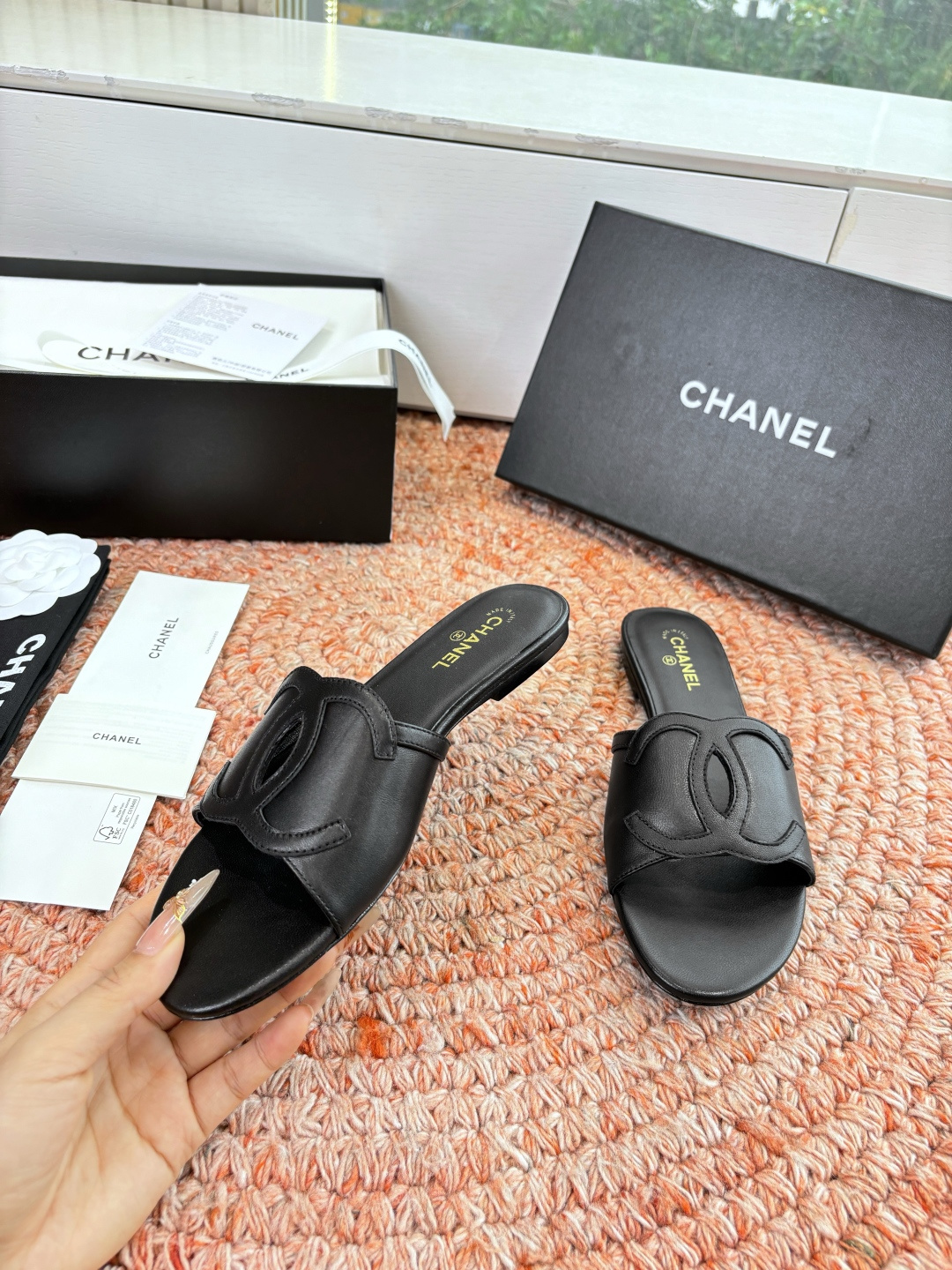 🌾G318😀CHANE*｜小香2026走秀款拖鞋凉鞋大方头平底当巴黎大皇宫的秀场灯光聚焦于足尖这双走秀款
