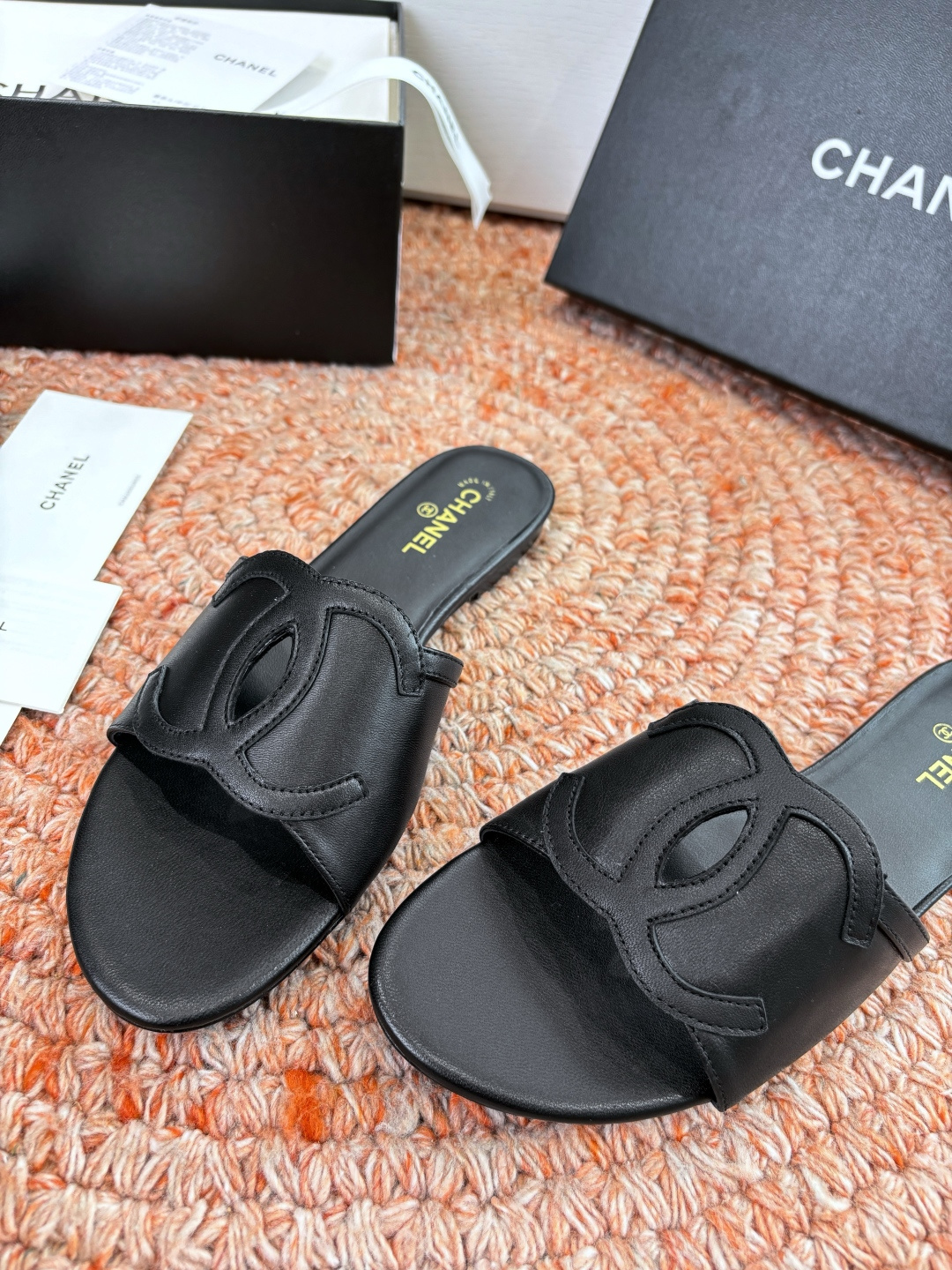 🌾G318😀CHANE*｜小香2026走秀款拖鞋凉鞋大方头平底当巴黎大皇宫的秀场灯光聚焦于足尖这双走秀款