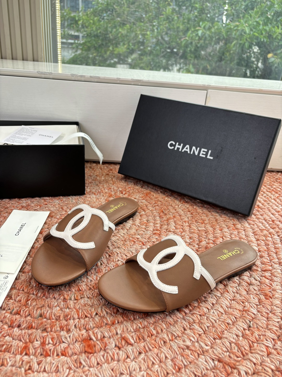 🌾G318😀CHANE*｜小香2026走秀款拖鞋凉鞋大方头平底当巴黎大皇宫的秀场灯光聚焦于足尖这双走秀款