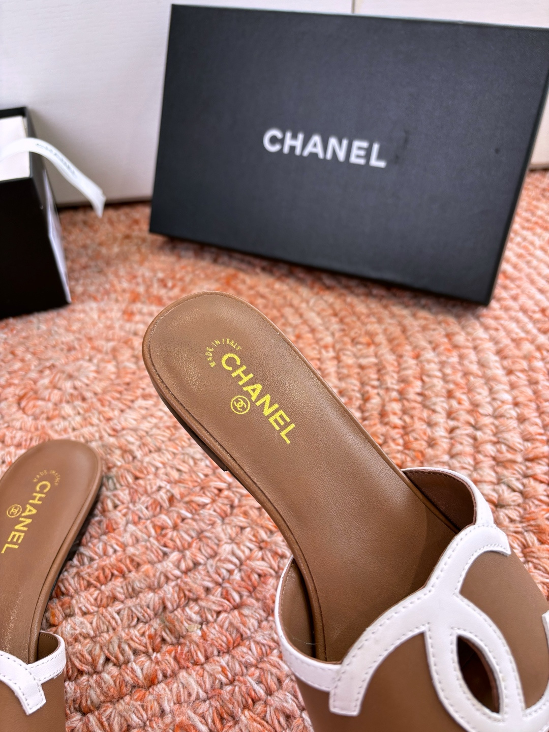 🌾G318😀CHANE*｜小香2026走秀款拖鞋凉鞋大方头平底当巴黎大皇宫的秀场灯光聚焦于足尖这双走秀款