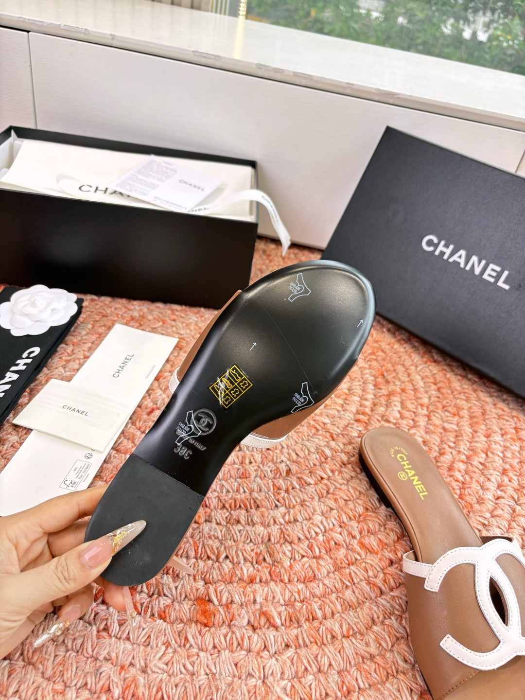 🌾G318😀CHANE*｜小香2026走秀款拖鞋凉鞋大方头平底当巴黎大皇宫的秀场灯光聚焦于足尖这双走秀款