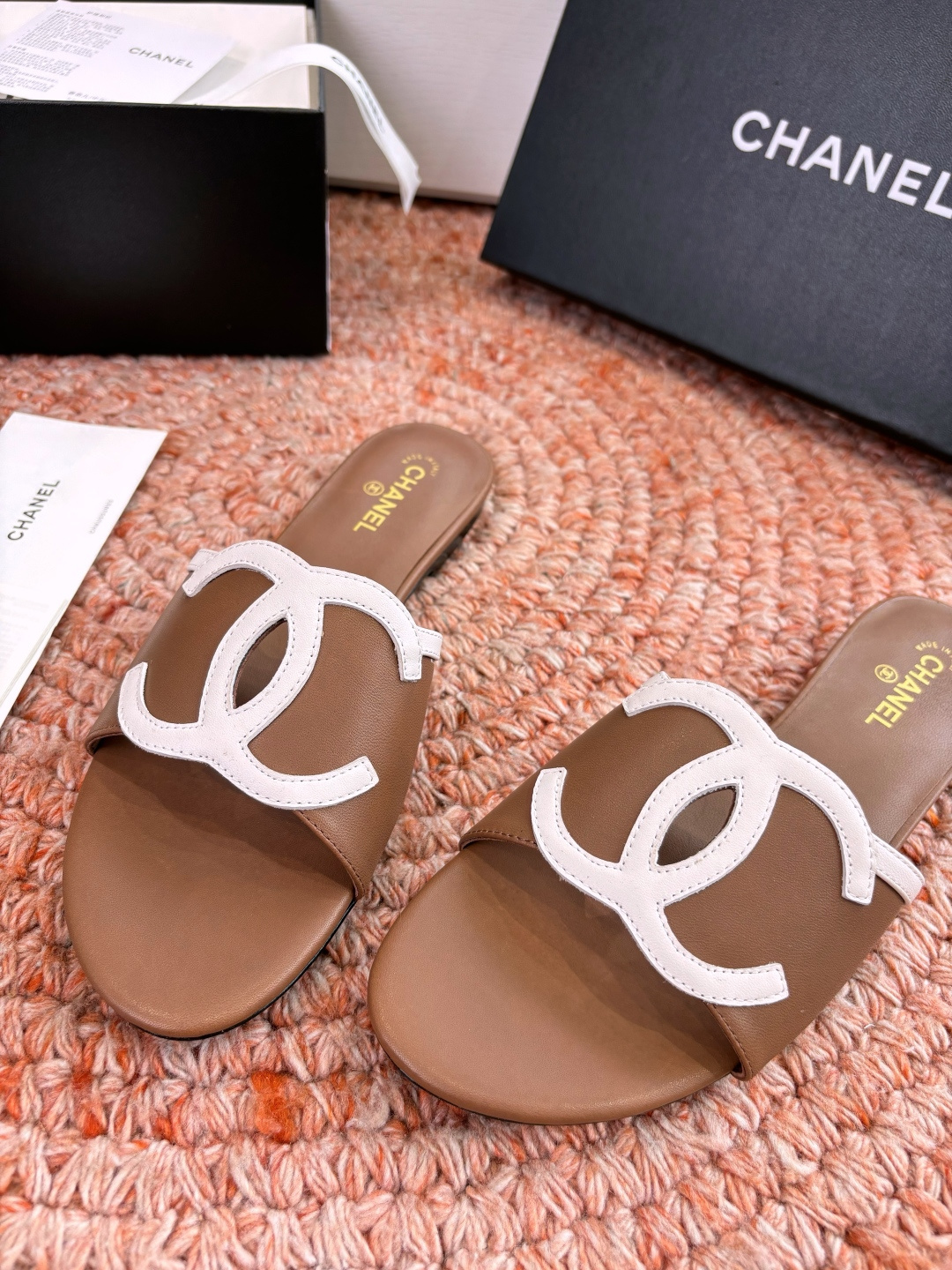 🌾G318😀CHANE*｜小香2026走秀款拖鞋凉鞋大方头平底当巴黎大皇宫的秀场灯光聚焦于足尖这双走秀款