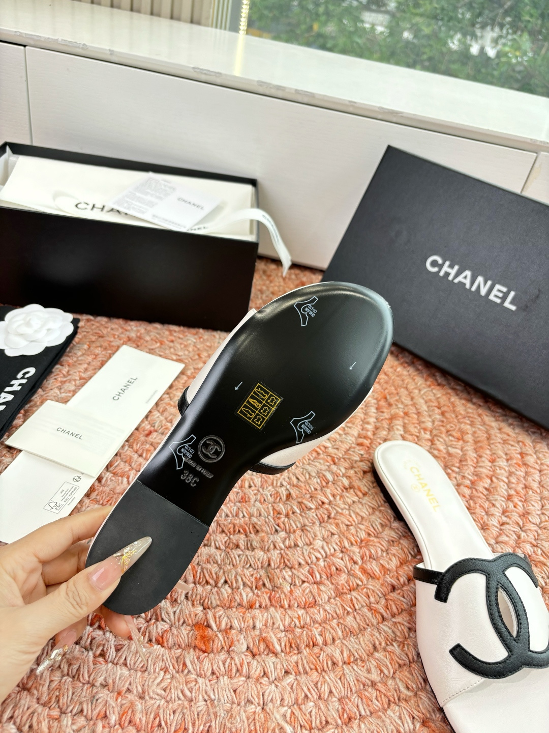 🌾G318😀CHANE*｜小香2026走秀款拖鞋凉鞋大方头平底当巴黎大皇宫的秀场灯光聚焦于足尖这双走秀款